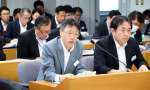 鹿児島県議会総務警察委員会に出席する岩瀬聡県警本部長（前列左）ら県警幹部＝１９日、県議会