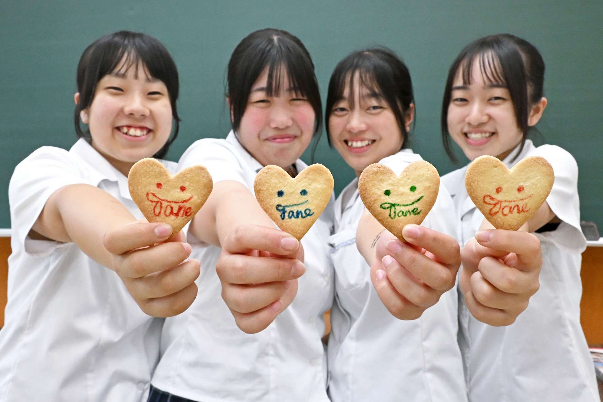 創立２０周年を記念したクッキーをアピールする生徒たち＝西之表市の種子島高校