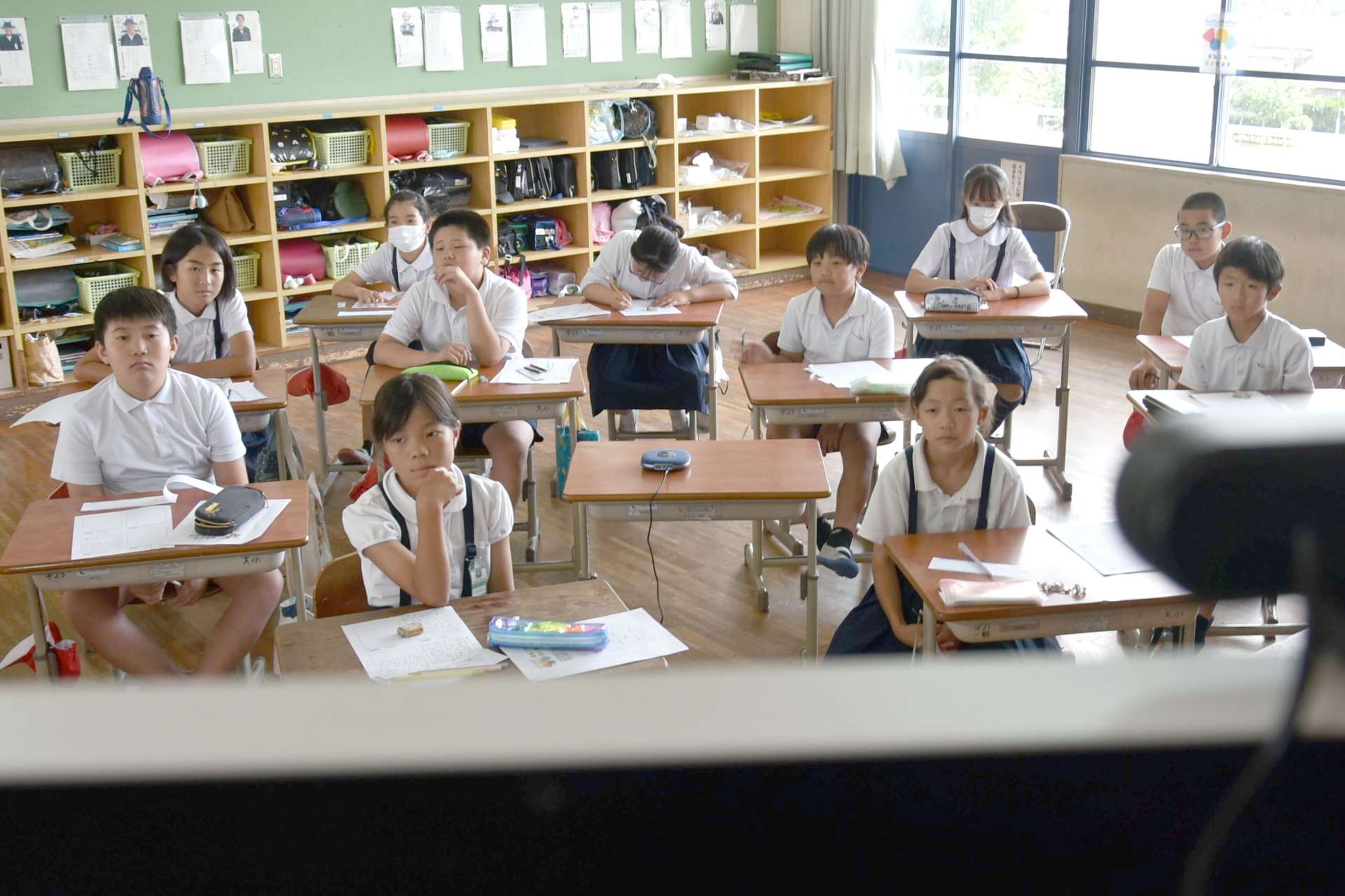 テレビ会議で、仕事の魅力を学ぶ児童＝錦江町の大根占小学校