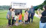 記念碑前で写真を撮る住民ら＝南九州市川辺町本別府