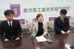 鹿児島工業高等専門学校の改組について説明する上田悦子校長（中央）＝２０日、鹿児島市の県庁