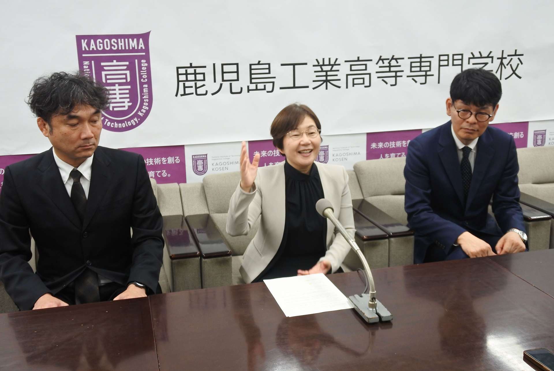 鹿児島工業高等専門学校の改組について説明する上田悦子校長（中央）＝２０日、鹿児島市の県庁