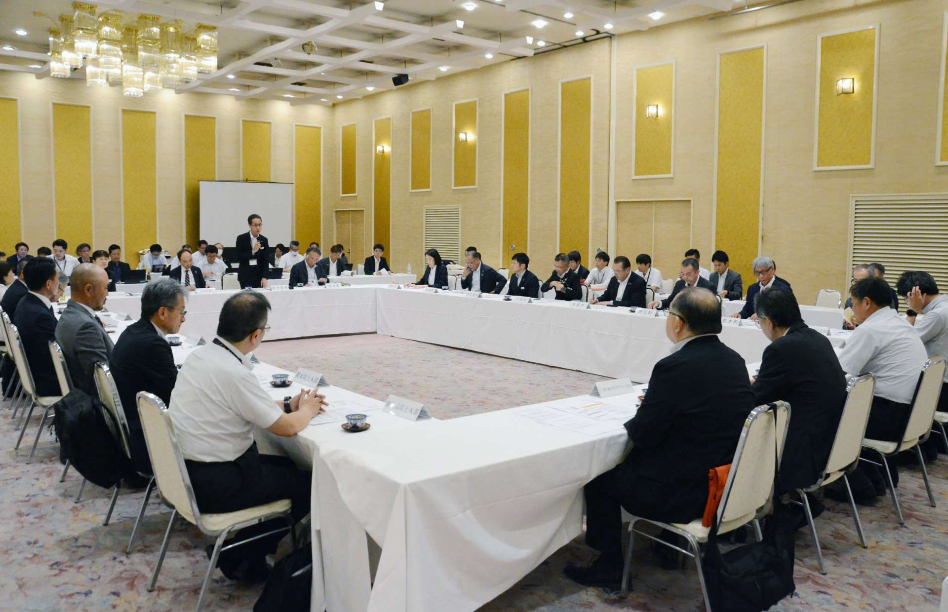 肥薩おれんじ鉄道の持続可能な運営へ地域公共交通計画を策定した協議会＝２０日、熊本県八代市