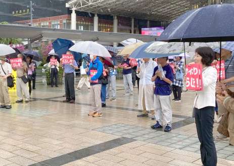 プラカードを手に、軍拡反対の意思を示す市民ら＝ＪＲ鹿児島中央駅東口
