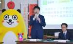 協定締結式で抱負を述べるアウモの生方駿一社長（左）＝２０日、宮崎県高原町役場