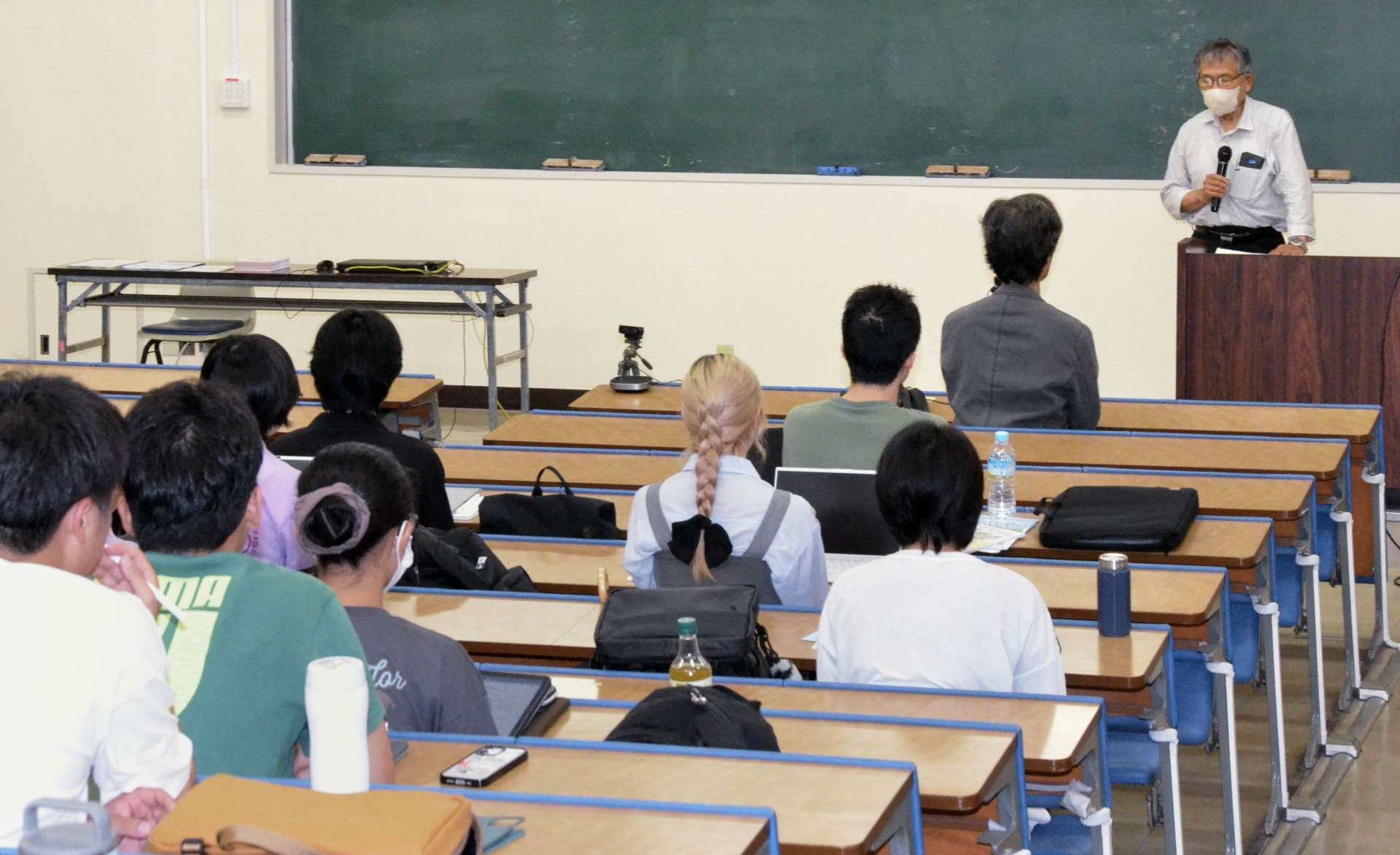 Ｂ型肝炎について当事者の話を聞く学生＝１７日、鹿児島市の鹿児島大学桜ケ丘キャンパス