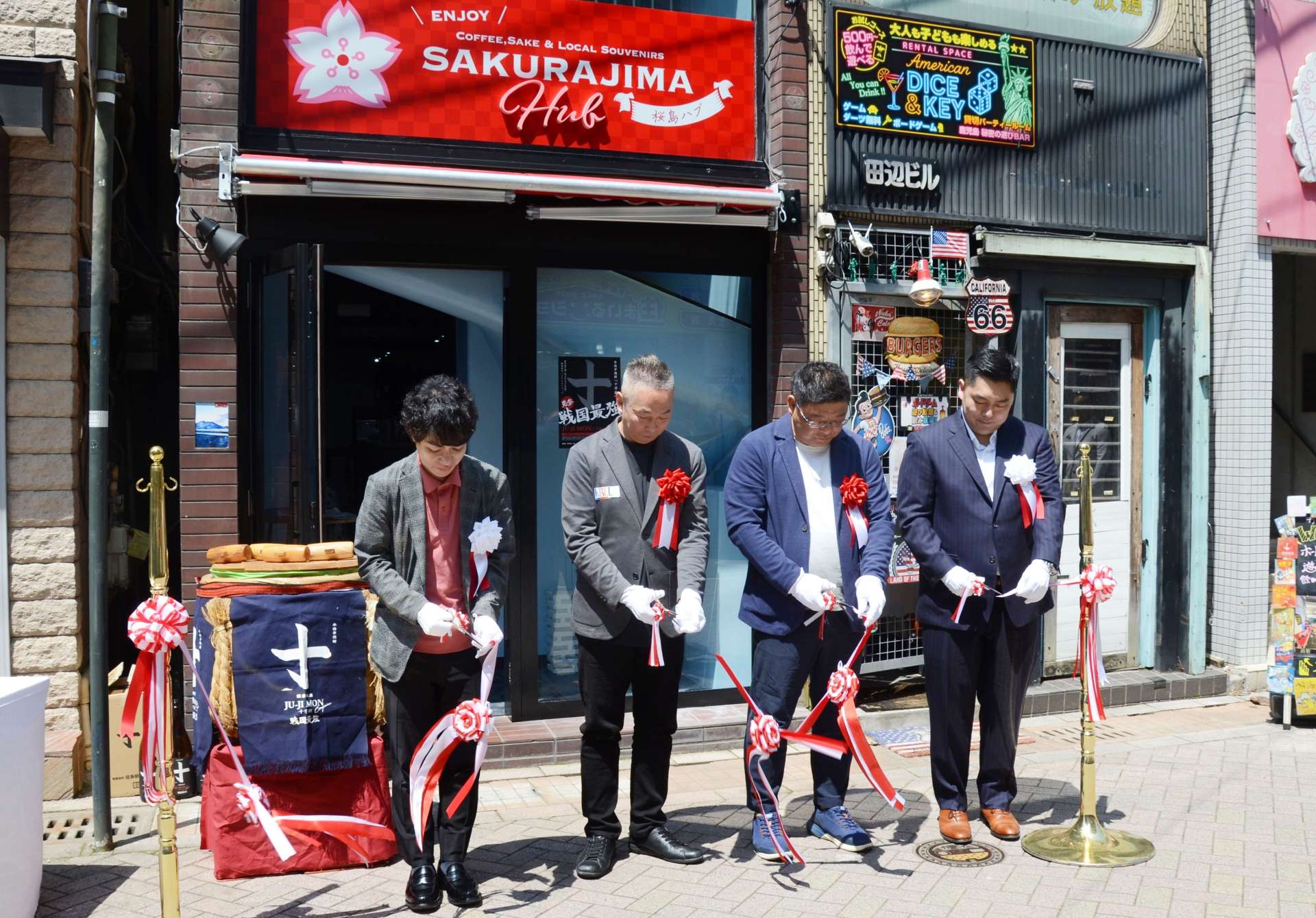 赤い看板が目を引く交流拠点「桜島ＨＵＢ」＝１日、鹿児島市東千石町