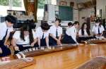 箏曲の演奏に挑戦するマイアミ市の高校生＝１８日、鹿児島市玉里町の鹿児島女子高校