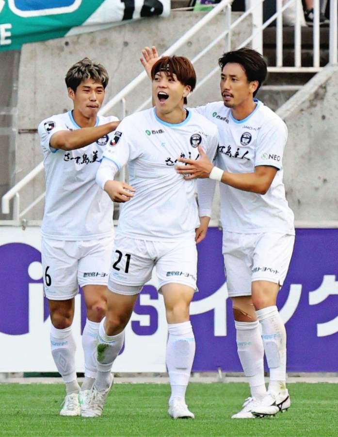 前半８分、同点ゴールを決め喜ぶ鹿児島Ｕの相馬（中央）＝サンプロアルウィン