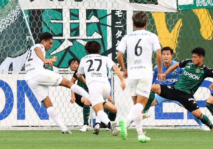 前半、ゴールを狙う鹿児島Ｕのンドカ（左）＝サンプロアルウィン