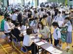 引き渡し訓練に臨む生徒や保護者ら＝薩摩川内市の川内中央中学校