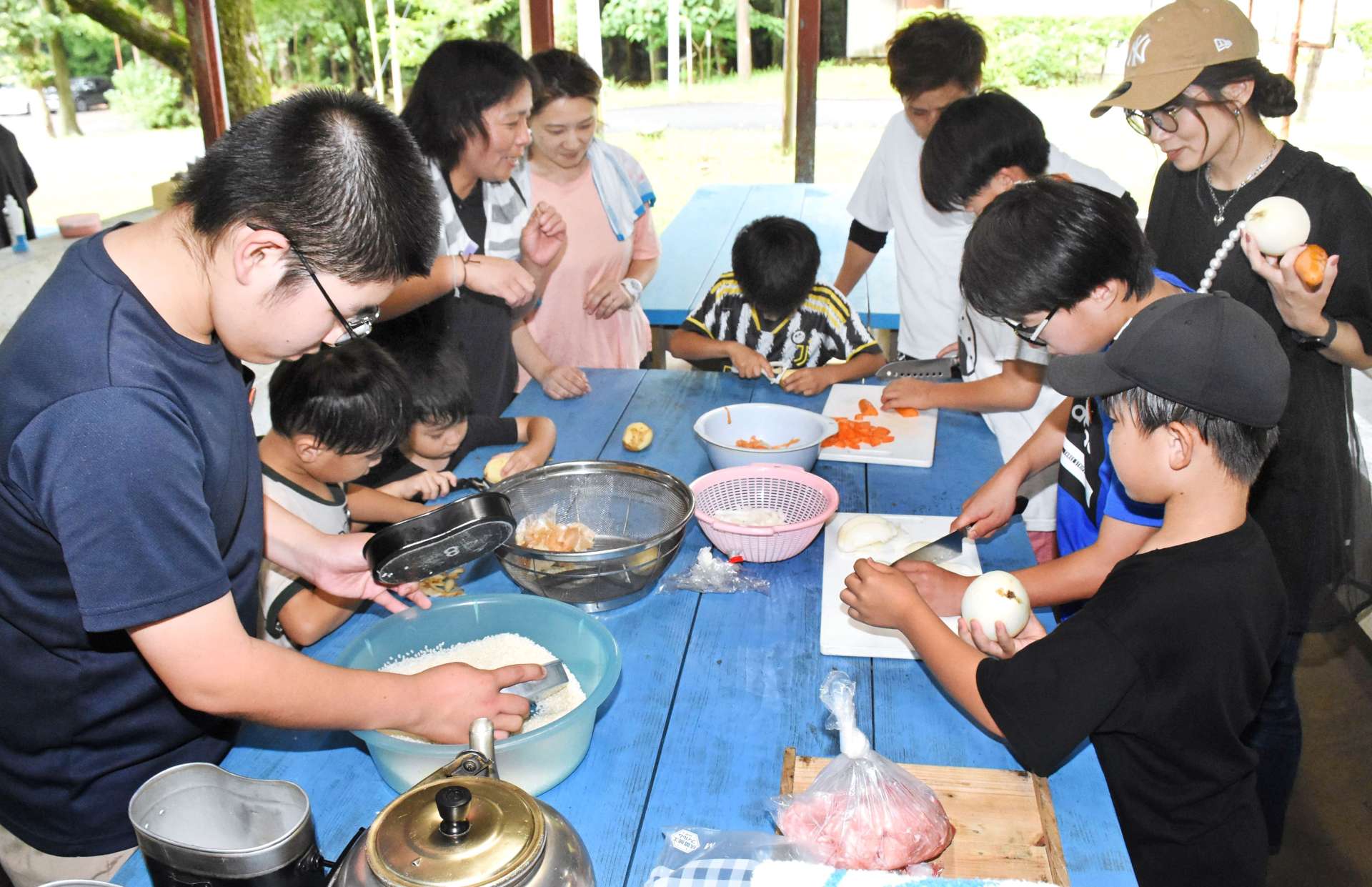 協力してカレーの野菜を切る参加者＝出水市青年の家