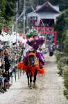 射手を乗せて疾走する神馬＝２０２４年１０月、肝付町の四十九所神社前