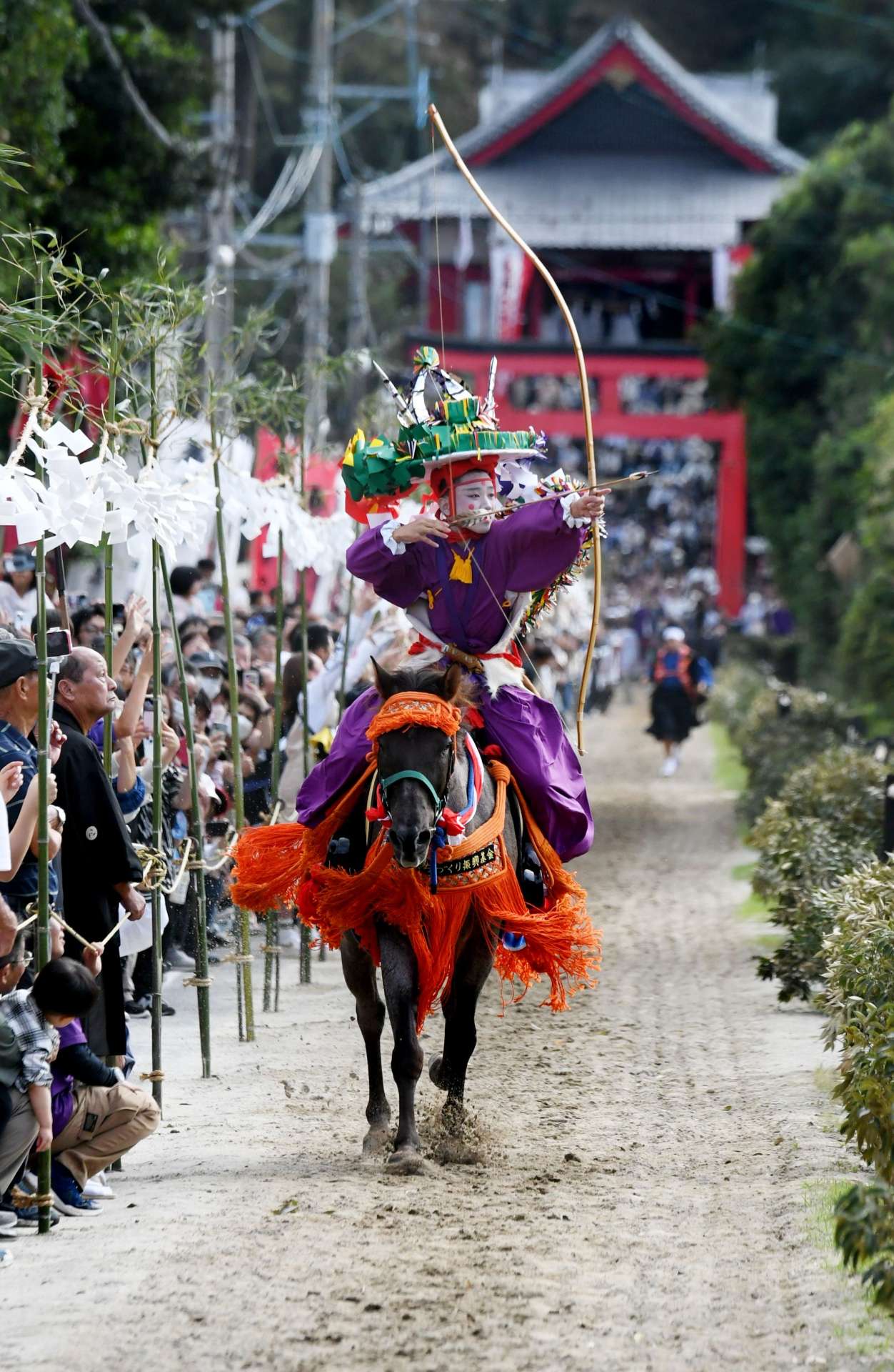 射手を乗せて疾走する神馬＝２０２４年１０月、肝付町の四十九所神社前