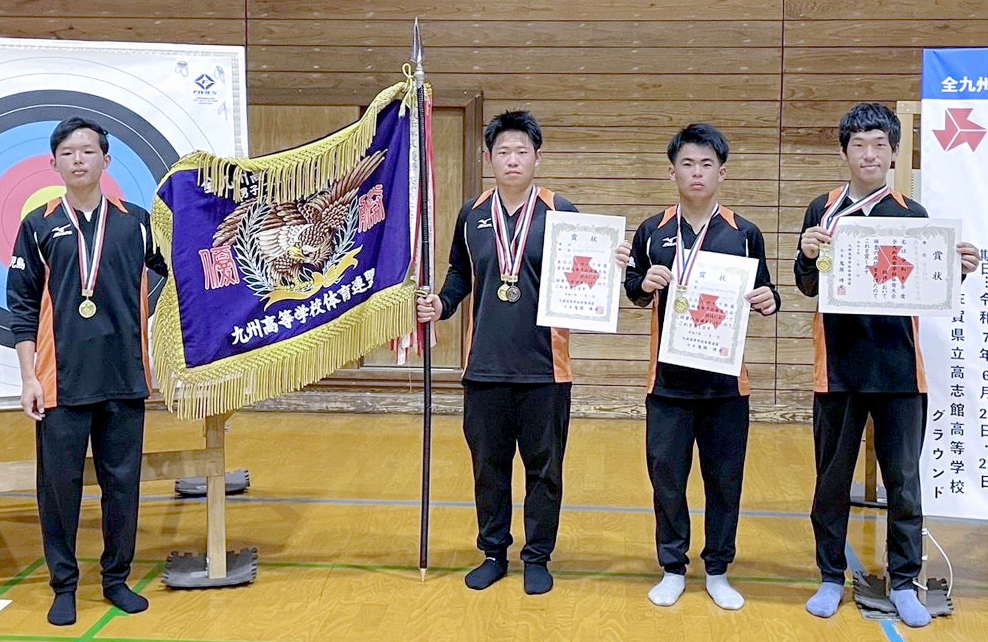 アーチェリー男子団体を制した串木野＝佐賀県高志館高