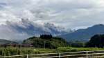 噴煙を上げる新燃岳＝２２日、小林市南西方（住民提供）
