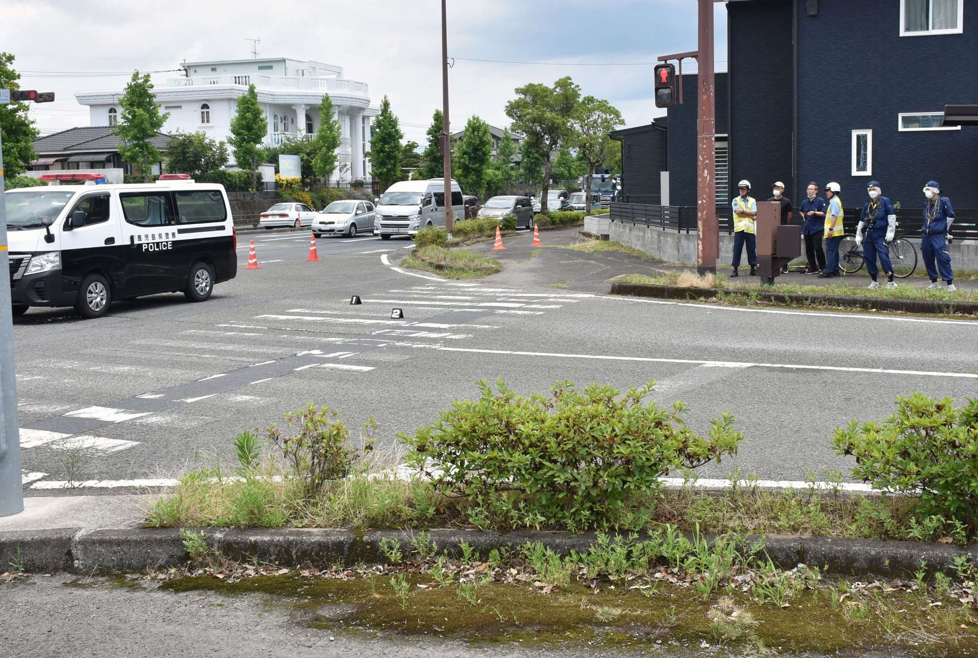 車と自転車が衝突した事故現場の交差点。左奥が国道１０号＝２１日、姶良市脇元