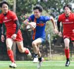 後半、ろっこうの勝目が抜け出しトライを決める＝鴨池緑地
