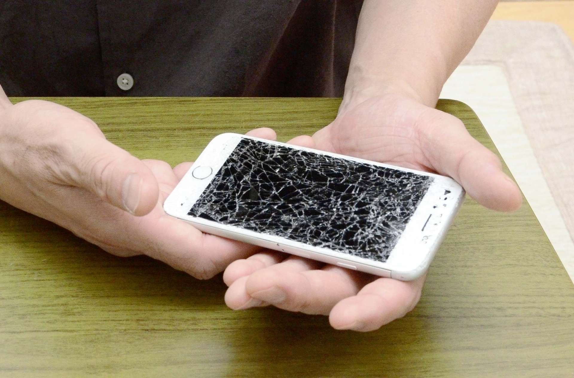 遺族が大切に保管している男性の携帯電話＝８日、福岡県
