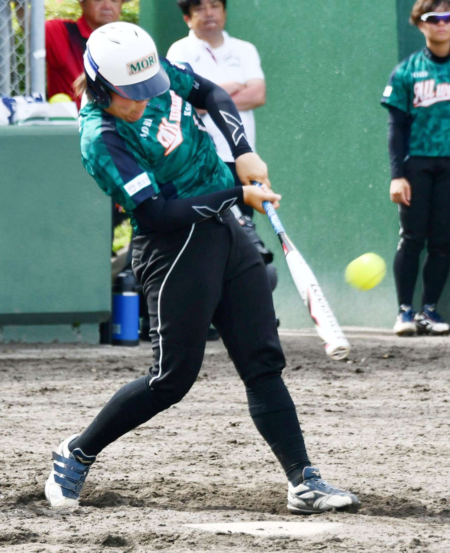 ７回裏１死、森ＡＷの黒木が左越えにサヨナラ本塁打を放つ＝知覧平和多目的球場