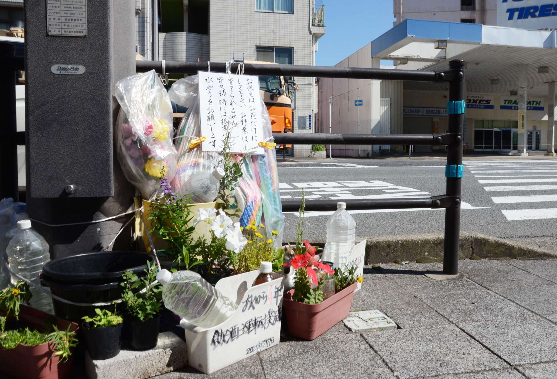 〈関連〉事故現場には４年経つ今も馬の置物や花が供えられている＝５日、鹿児島市大竜町の上本町交差点