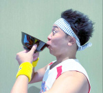 ２年生はどんぶりで焼酎を飲み干し、気合を入れた