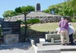 終戦翌年、沖縄本島南部に散乱した遺骨を納めて建てられた「魂魄の塔」＝１６日、沖縄県糸満市