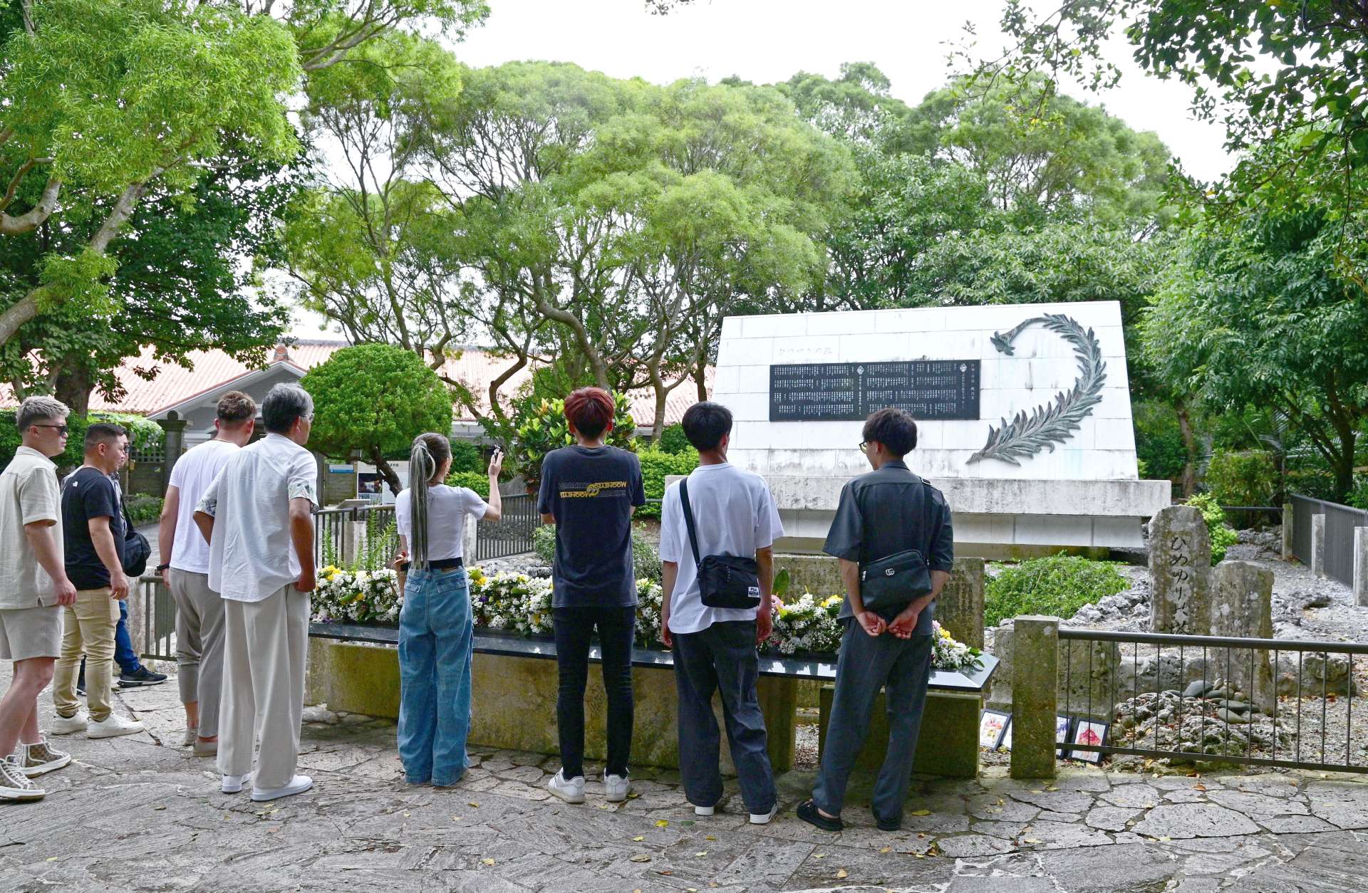 花束をささげる参拝者が絶えない「ひめゆりの塔」＝１４日、沖縄県糸満市