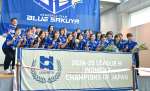 記念撮影するブルーサクヤ鹿児島の選手たち＝２３日、霧島市役所