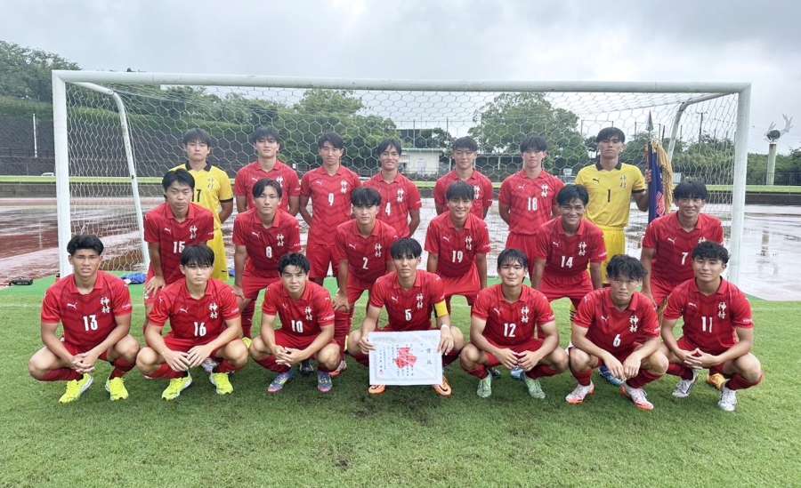 サッカー男子で１３年ぶりに頂点に立った神村＝島原市営陸上競技場