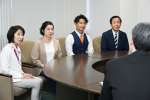 討論会に臨む（右から）園田修光氏、牧野俊一氏、尾辻朋実氏、松崎真琴氏＝２３日午後、鹿児島市の南日本新聞社