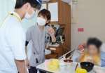 学生に食事介助の指導をする看護師（中央）＝５日、さつま町の薩摩郡医師会病院（画像は一部加工しています）