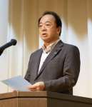 鹿児島県観光連盟の定時総会であいさつする日高滋新会長＝２３日、鹿児島市の鹿児島サンロイヤルホテル