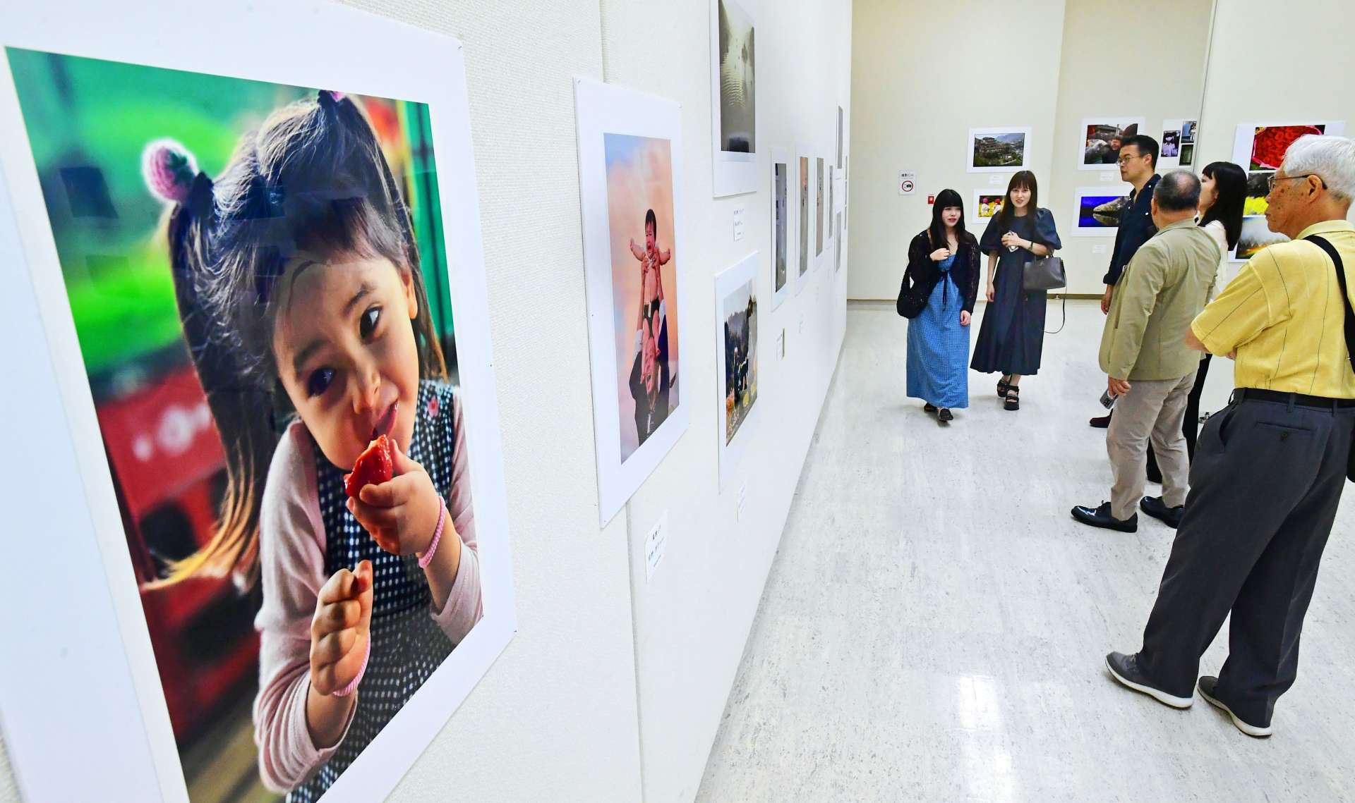 個性的な作品を熱心に鑑賞する来場者＝２４日、鹿児島市の市立美術館