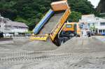 夏を前に海砂が搬入される磯海岸＝２３日、鹿児島市吉野町
