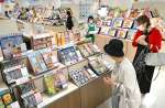 お中元の特設コーナーで、商品を吟味する買い物客＝２４日、鹿児島市の山形屋