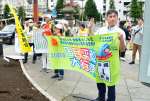 いづろ交差点で核兵器廃絶を訴える参加者＝２４日、鹿児島市大黒町