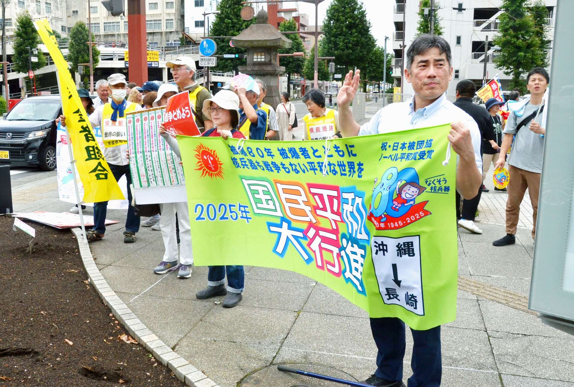 いづろ交差点で核兵器廃絶を訴える参加者＝２４日、鹿児島市大黒町
