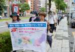 核兵器廃絶を訴え、市街地を行進する参加者＝２４日、鹿児島市名山町