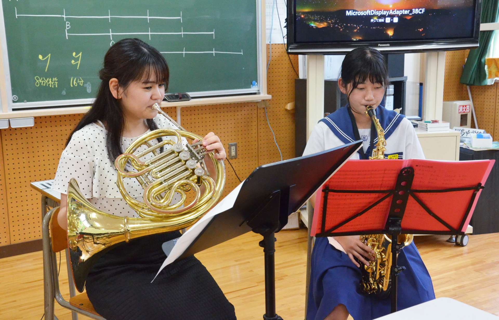 兼職兼業制度を活用し、休日の指導も受け持つ教諭（左）＝６月中旬、鹿児島市の桜島中学校