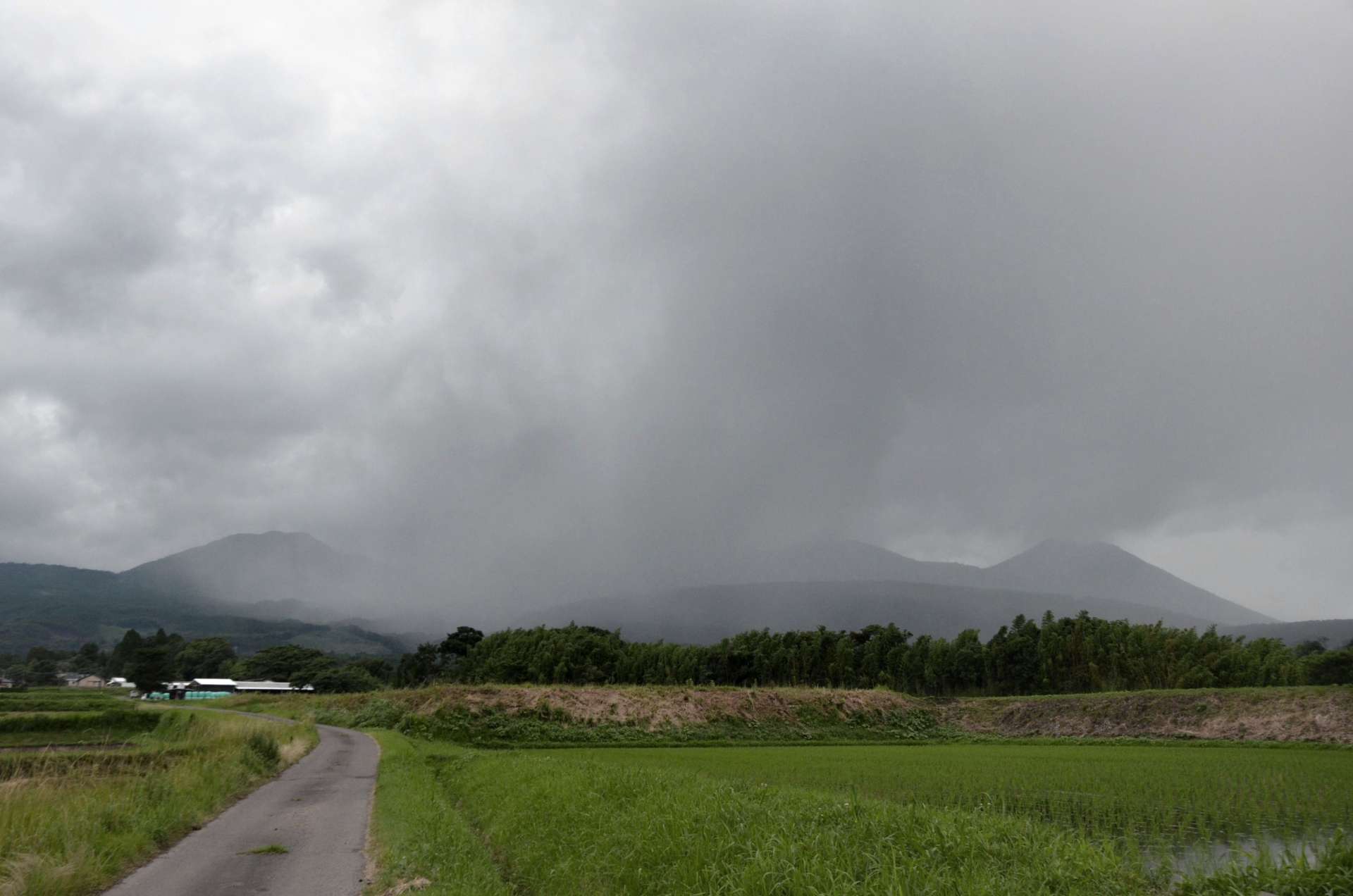 〈関連〉新燃岳から出た噴煙に覆われる霧島連山＝２２日午後７時１０分ごろ、宮崎県高原町蒲牟田