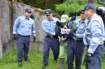 受刑者役を確保した刑務所職員＝２４日午後２時３５分ごろ、湧水町中津川