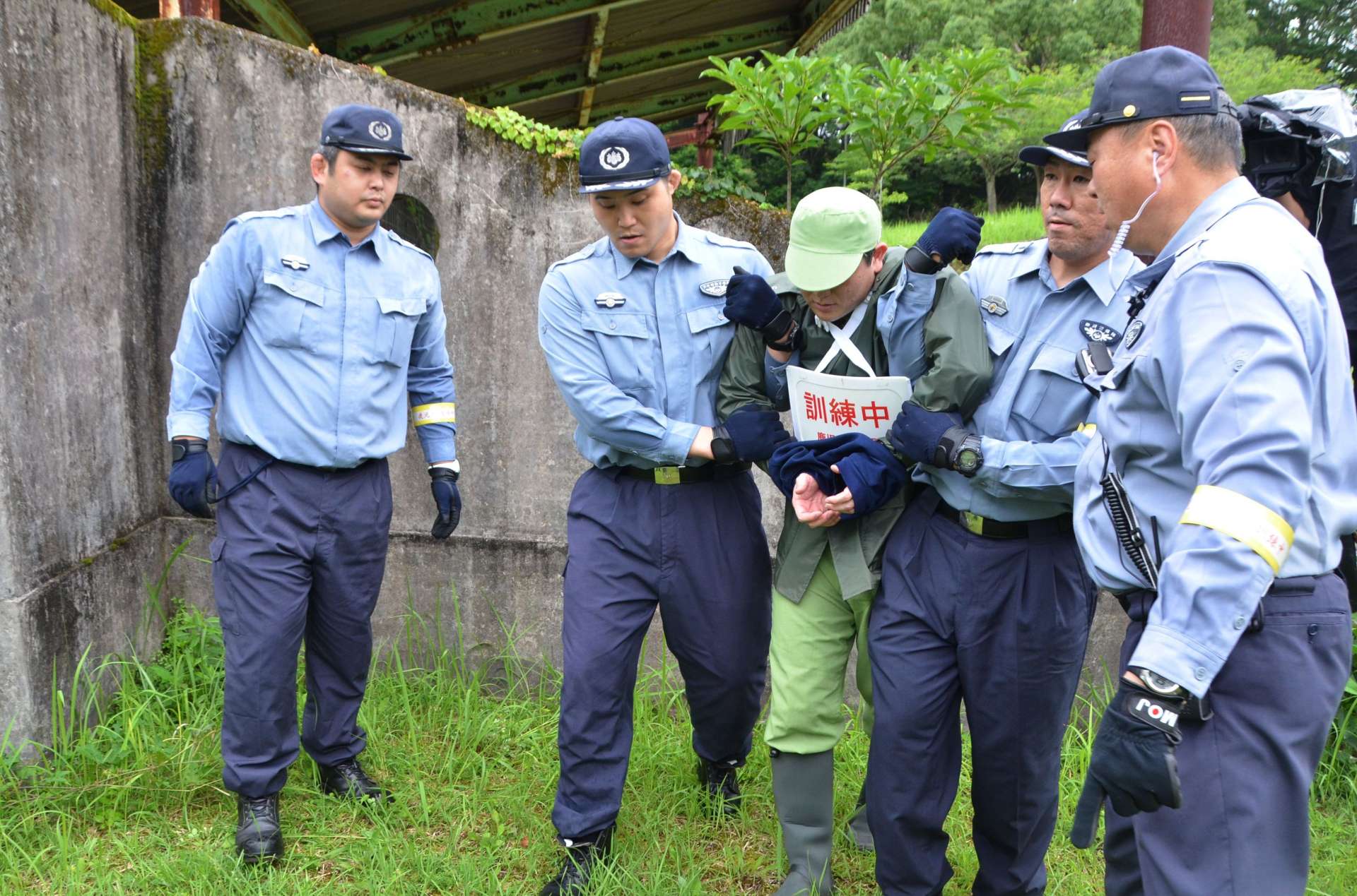 受刑者役を確保した刑務所職員＝２４日午後２時３５分ごろ、湧水町中津川