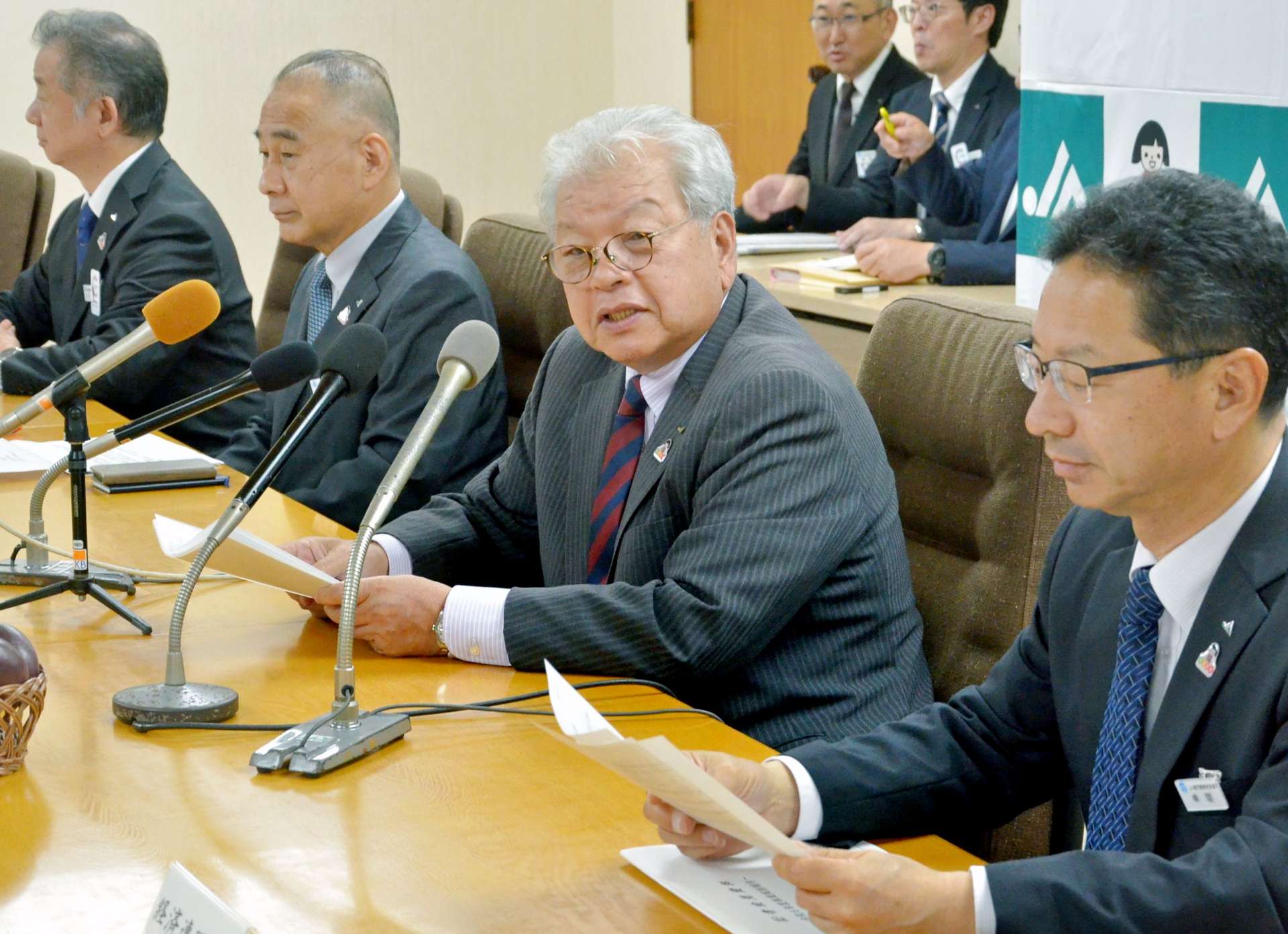２０２４年度の事業実績を報告するＪＡ鹿児島県経済連の柚木弘文会長（右から２人目）＝２４日、鹿児島市のＪＡ県会館