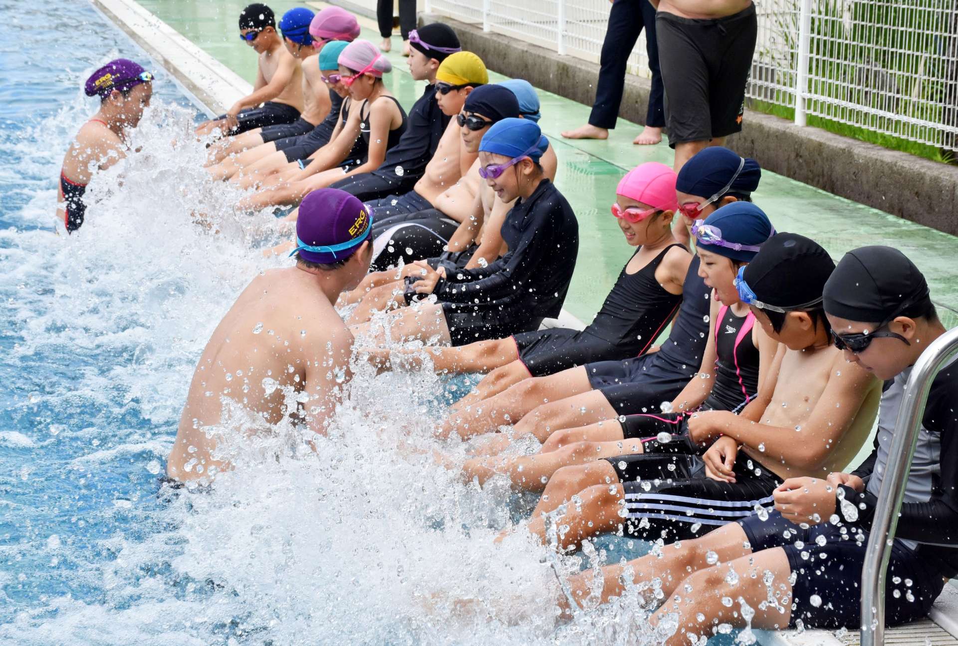 スイミングスクールのインストラクターに指導を受ける児童たち＝霧島市横川町中ノの横川小学校