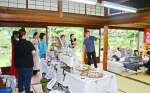 邸内ツアーを楽しむ来場者＝鹿児島市春日町の旧藤武邸