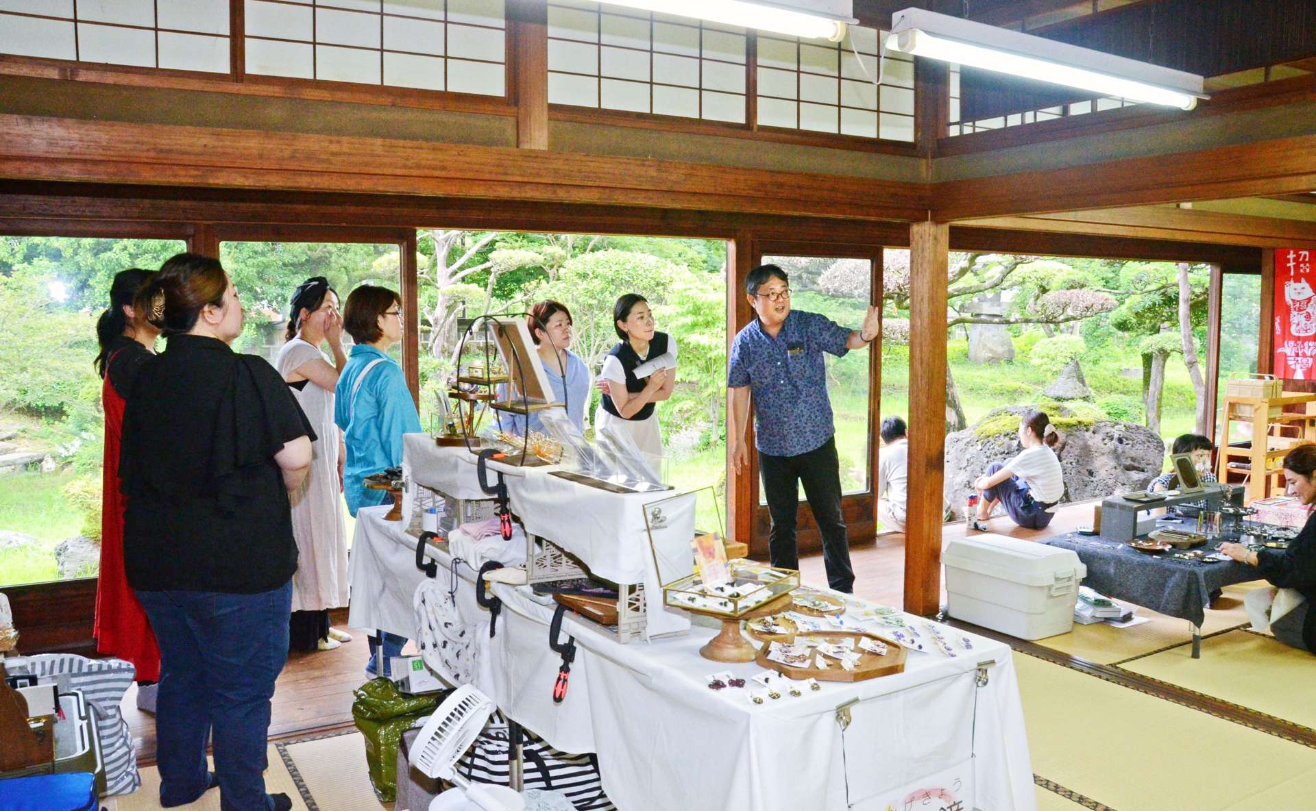邸内ツアーを楽しむ来場者＝鹿児島市春日町の旧藤武邸