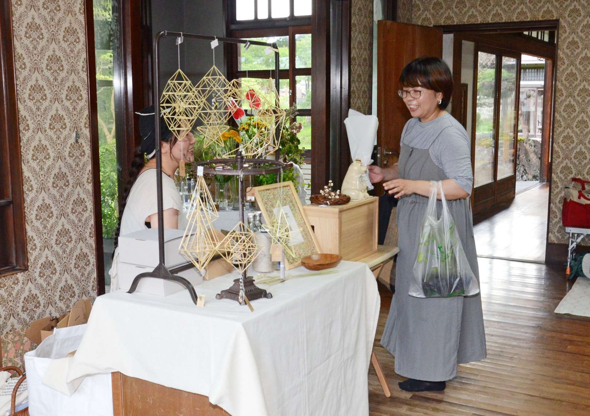マルシェで買い物を楽しむ来場者＝鹿児島市春日町の旧藤武邸