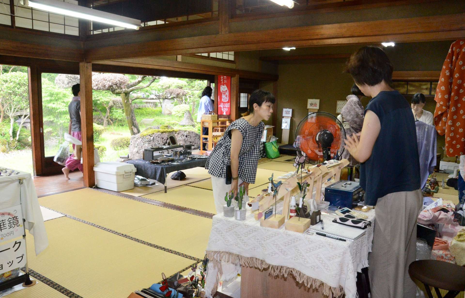 多くの来場者でにぎわったマルシェ「わのまつり」＝鹿児島市春日町の旧藤武邸