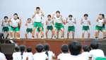 見えない壁があるかのようなパントマイムに挑戦する児童＝南九州市の青戸小学校